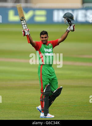 Cricket - Tour Match - Nottinghamshire Outlaws / Bangladesh A - Trent Bridge. Zaiur Rahman del Bangladesh A celebra il raggiungimento del suo secolo durante il Tour Match al Trent Bridge, Nottingham. Foto Stock