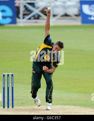 Paul Franks dei Nottinghamshire Outlaws durante il Tour Match a Trent Bridge, Nottingham. Foto Stock