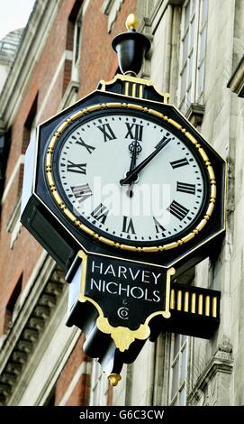 Vista generale dei grandi magazzini Harvey Nichols a Knightsbridge, nel centro di Londra. Foto Stock