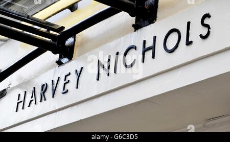 Vista generale dei grandi magazzini Harvey Nichols a Knightsbridge, nel centro di Londra. Foto Stock