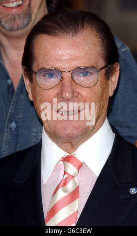 Attore Roger Moore durante una fotocellula alla Royal Albert Hall nel centro di Londra. La coppia ospita questa notte di 1000 voci, che celebra il contributo di Sir Trevor Nunn al teatro musicale. *.. La notte è in aiuto della beneficenza dei bambini del Variety Club e si terrà presso la Royal Albert Hall domenica 4 maggio. 8/5/03: Roger Moore che si stava riprendendo in ospedale dopo il crollo sul palco a Broadway di New York. L'ex agente del 007 stava giocando un ruolo di cameo nel Morecambe e saggio tributo il gioco che cosa ho scritto. La tenda scese per un breve periodo dopo che Moore cadde a terra Foto Stock