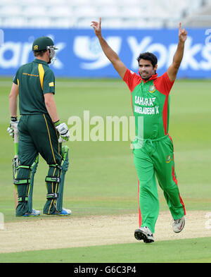 La Farhad Reza del Bangladesh A celebra la presa del wicket di Steven Mullaney del Nottinghamshire Outlaw durante la partita del tour a Trent Bridge, Nottingham. Foto Stock