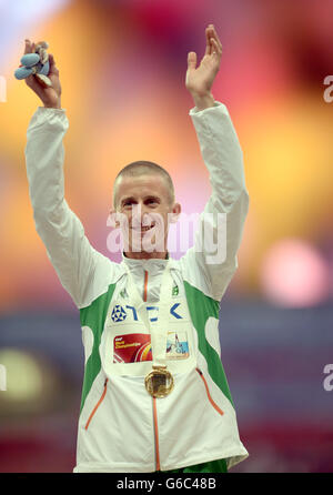 Robert Heffernan irlandese con la sua medaglia d'oro il sesto giorno dei Campionati mondiali di atletica IAAF del 2013 allo stadio Luzhniki di Mosca, Russia. Foto Stock