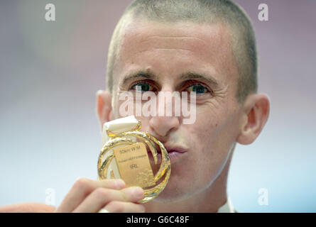 Vincitore del 50 km di cammino degli uomini, l'Irelands Robert Heffernan con la sua medaglia d'oro il sesto giorno dei Campionati mondiali di atletica IAAF del 2013 allo stadio Luzhniki di Mosca, Russia. Foto Stock