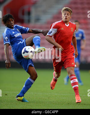 La Lamisha Musonda di Chelsea (a sinistra) e la battaglia di Lloyd Isgrove di Southampton per la palla Foto Stock