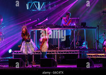 Il Basement Jaxx si esibir nella notte di apertura del festival Belsonic a Custom House Square a Belfast, Irlanda del Nord. Foto Stock