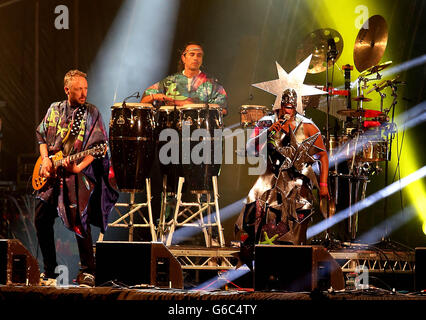 Il Basement Jaxx si esibir nella notte di apertura del festival Belsonic a Custom House Square a Belfast, Irlanda del Nord. Foto Stock