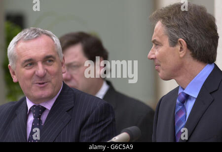 Primo Ministro britannico Tony Blair, (destra), presso Farmleigh House, Dublino, Repubblica d'Irlanda, parlando ai media con Taoiseach Bertie Ahern (primo ministro irlandese), dopo aver parlato dell'esecutivo di condivisione del potere e del processo di pace in corso in Irlanda del Nord. Foto Stock