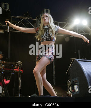 Diana Vickers si esibisce sul Futures Stage durante il secondo giorno del V Festival all'Hylands Park di Chelmsford. Foto Stock