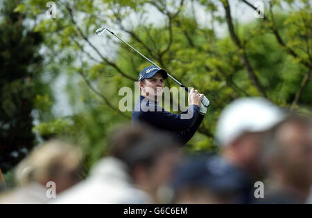 Justin Rose dell'Inghilterra si tee fuori il 6 durante il suo turno di apertura nel Benson & Hedges International Open al Belfry. Foto Stock