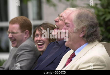 Da sinistra a destra; il regista Colin McPherson, l'attrice Lena Headey, l'attore Sir Michael Caine e l'attore Sir Michael Gambon durante una fotocall al Four Seasons Hotel di Dublino, Irlanda, per promuovere il loro nuovo film gli attori. Foto Stock