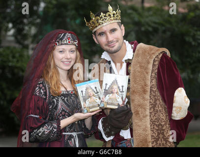 Attori Kieran Tolan vestita come Re Edoardo IV e Jo Cummins vestita come la Regina Bianca a Soho Square, Londra, per l'uscita del dramma della BBC la Regina Bianca che è ora disponibile su DVD. Foto Stock