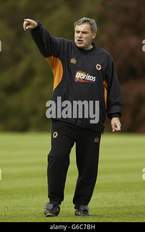 Dave Jones, responsabile di Wolverhampton Wanderers, al campo di allenamento Compton, prima di giocare a leggere nella prima tappa della Nationwide Division, gioca una partita semifinale. NESSUN UTILIZZO NON UFFICIALE DEL SITO WEB DEL CLUB. Foto Stock