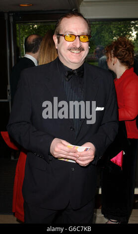 DJ Steve Wright arriva per il Sony radio Awards 2003 al le Meridien, Grosvenor House Hotel di Londra. Foto Stock