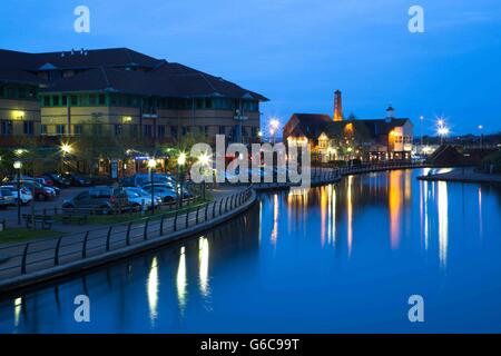 Scena notturna del bacino, ristoranti e uffici a Waterfront Merry Hill, Brierley Hill, West Midlands, Regno Unito. Foto Stock