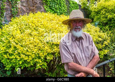 Un vecchio paese in locali Herefordshire con il suo cappello di paglia e una lunga barba grigia Foto Stock