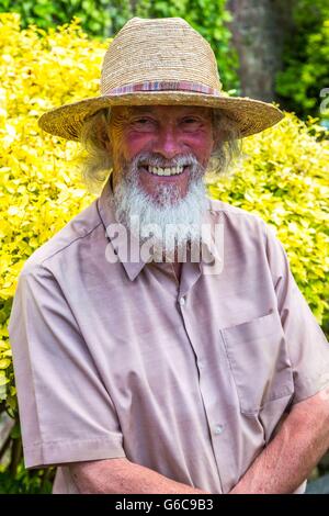 Un vecchio paese in locali Herefordshire con il suo cappello di paglia e una lunga barba grigia Foto Stock