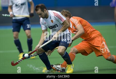 Nick Catlin (a sinistra) in Inghilterra sfida con Constantijn Jonker in Olanda durante la medaglia di bronzo del TriFinance EuroHockey Championship a Braxgata HC, Boom, Belgio. Foto Stock