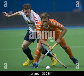 Jeroen Hertzberger (a destra) è sfidato dall'inglese Michael Hoare durante la medaglia di bronzo del TriFinance EuroHockey Championship a Braxgata HC, Boom, Belgio. Foto Stock