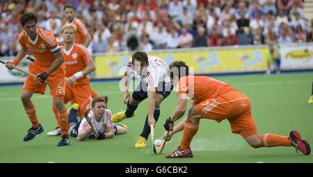 David Condon in Inghilterra sfida con Wolter Jolie in Olanda durante la medaglia di bronzo del TriFinance EuroHockey Championship a Braxgata HC, Boom, Belgio. Foto Stock