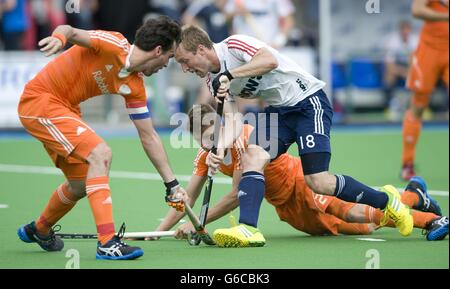 Barry Middleton in Inghilterra sfida con Jelle Galema e Robert van der Horst in Olanda durante la medaglia di bronzo del TriFinance EuroHockey Championship a Braxgata HC, Boom, Belgio. Foto Stock