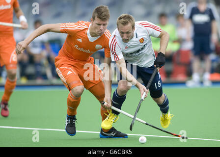 Barry Middleton (a destra) in Inghilterra sfida con Jelle Galema dei Paesi Bassi durante la medaglia di bronzo del TriFinance EuroHockey Championship a Braxgata HC, Boom, Belgio. Foto Stock