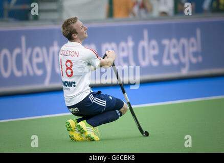 Barry Middleton in Inghilterra è abbattuto al paracadente dopo aver perso la medaglia di bronzo del TriFinance EuroHockey Championship a Braxgata HC, Boom, Belgio. Foto Stock