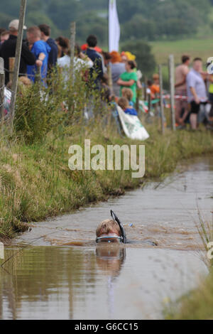 Un concorrente durante l'annuale World Bog snorkeling Championship che si svolge ogni agosto Bank Holiday presso la densa torbiera Waen Rhydd, vicino a Llanwrtyd Wells, a metà Galles. Foto Stock