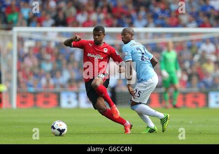 Luis Fernandinho (a destra) e Fraizer Campbell della città di Cardiff (a sinistra) battaglia per la palla Foto Stock