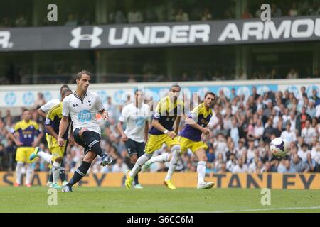 Roberto Soldado di Tottenham Hotspur segna il primo goal dei suoi team il gioco dal punto di penalità Foto Stock