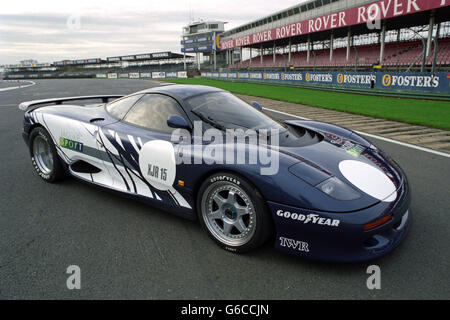 La nuova Jaguar XJR-15 viene presentata a Silverstone. Solo cinquanta saranno le vetture basate meccanicamente sulla Jaguar XJR-9 vincitrice di le Mans nel 1988 Foto Stock