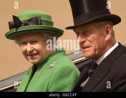 La Regina Elisabetta II della Gran Bretagna nel suo ruolo di colonnello-in-Capo della Cavalleria domestica, e il duca di Edimburgo, arriva alla cerimonia di presentazione degli standard e Guidon nella Parata dei guardie d'cavalli di Londra. * in una cerimonia che si svolge solo una volta ogni 10 anni, la Regina veniva scortata, in carrozza trainata da cavalli, da Buckingham Palace a Horse Guards nel centro di Londra dai cavalieri delle guardie di vita, Dove i vecchi standard e Guidon - striscioni - sono stati sfilati per l'ultima volta. I nuovi colori e Guidon furono poi portati sul terreno della parata e, dopo la consacrazione Foto Stock