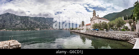 La Baia di Kotor shot dal bordo delle acque a Prčanj, Montenegro durante la moody meteo, con nuvole scure proveniente da un lato. Foto Stock