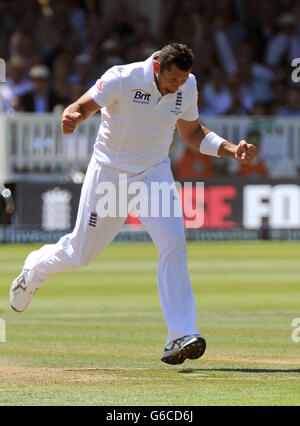 Tim Brennan (a destra) in Inghilterra festeggia il lancio del wicket di Phillip Hughes in Australia il secondo giorno del secondo Investec Ashes Test al Lord's Cricket Ground, Londra. Foto Stock