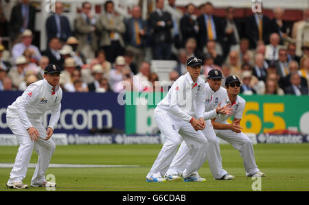 Inghilterra Ian Bell (a sinistra), Joe Root (seconda a sinistra) Graeme Swann (terza a sinistra) e Alastair Cook Field in slips il quarto giorno del secondo Investec Ashes Test al Lord's Cricket Ground, Londra. Foto Stock