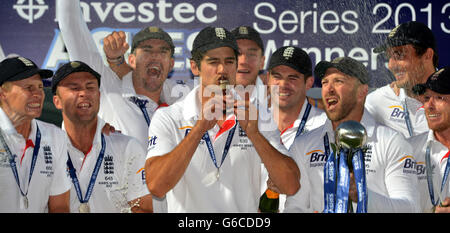 L'Inghilterra festeggia la vittoria degli Ashes durante il quinto giorno del Fifth Investec Ashes Test al Kia Oval, Londra. Foto Stock