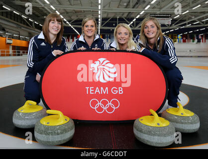 Curlers (sinistra-destra) Claire Hamilton, Vicki Adams, Anna Sloan ed Eve Muirhead sul ghiaccio dopo essere stato nominato nella squadra olimpica invernale per Sochi dopo una conferenza stampa al Braehead Curling Rink, Glasgow. Foto Stock