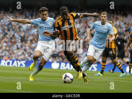 Jesus Navas di Manchester City e Maynor Figueroa di Hull City (a destra) durante la partita della Barclays Premier League all'Etihad Stadium di Manchester. PREMERE ASSOCIAZIONE foto. Data immagine: Sabato 31 agosto 2013. Guarda la storia di calcio della PA Man City. Il credito fotografico dovrebbe essere: Peter Byrne/PA Wire. Foto Stock