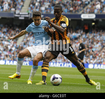 Jesus Navas di Manchester City e Maynor Figueroa di Hull City (a destra) durante la partita della Barclays Premier League all'Etihad Stadium di Manchester. PREMERE ASSOCIAZIONE foto. Data immagine: Sabato 31 agosto 2013. Guarda la storia di calcio della PA Man City. Il credito fotografico dovrebbe essere: Peter Byrne/PA Wire. Foto Stock