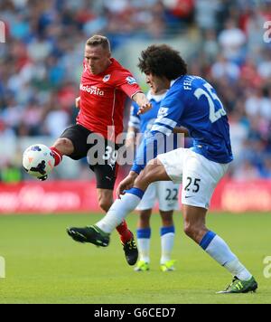 Calcio - Barclays Premier League - Cardiff City / Everton - Cardiff City Stadium. Craig Bellamy (a sinistra) e Marouane Fellaini di Everton in azione Foto Stock