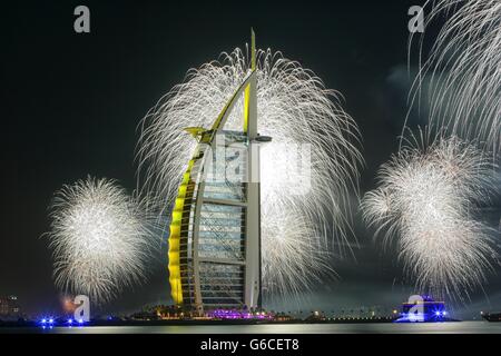 Fuochi d'artificio al Burj Al Arab di Capodanno , Dubai Emirati Arabi Uniti Foto Stock