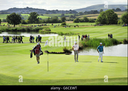 Golf - L'ISP Handa Wales Open 2013 - il terzo giorno - il Celtic Manor Resort. Il Peter Uihlein degli Stati Uniti e il Paul McGinley dell'Irlanda arrivano sul 14th green durante L'ISP Handa Wales Open a Celtic Manor, Newport. Foto Stock