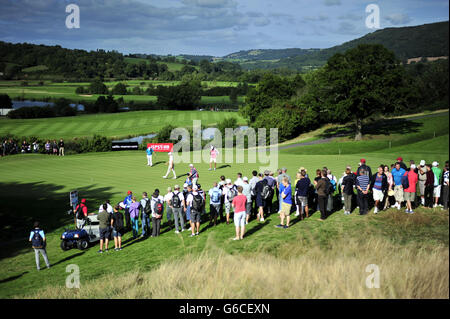 Golf - L'ISP Handa Wales Open 2013 - il terzo giorno - il Celtic Manor Resort. Il Peter Uihlein degli Stati Uniti e il Paul McGinley dell'Irlanda arrivano sul 16 verde durante L'ISP Handa Wales Open al Celtic Manor di Newport. Foto Stock