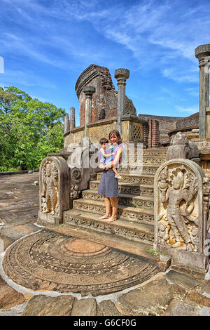 Madre e figlia in Sri Lanka - Polonnaruwa, città antica area, rovine dell antica residenza reale,antica capitale, Vatadage tempio, protezioni di pietra Foto Stock