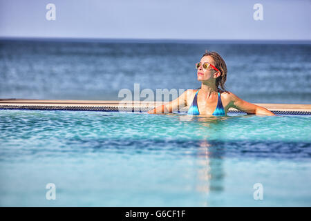 La donna a prendere il sole in una piscina di Nilaveli. Sri Lanka Foto Stock