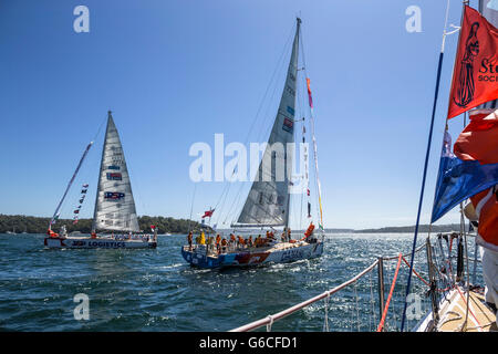 Clipper fatti vela al di fuori del porto di Sydney all'inizio del 2015 Rolex Sydney Hobart yacht race. Foto Stock