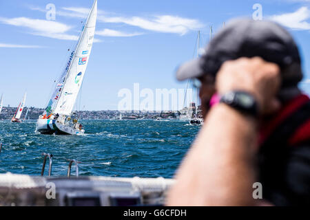 Clipper fatti vela al di fuori del porto di Sydney all'inizio del 2015 Rolex Sydney Hobart yacht race. Foto Stock