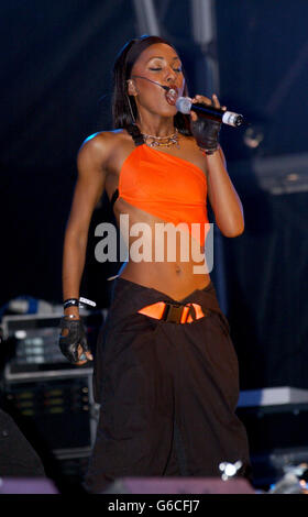 Kelli Young di Liberty X si esibisce sul palco durante il concerto del Prince's Polo, presso il Royal County of Berkshire Polo Club di Windsor. Foto Stock