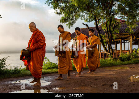 I monaci buddisti durante la mattina Alms dando su Don Khong isola nel sud Laos Foto Stock