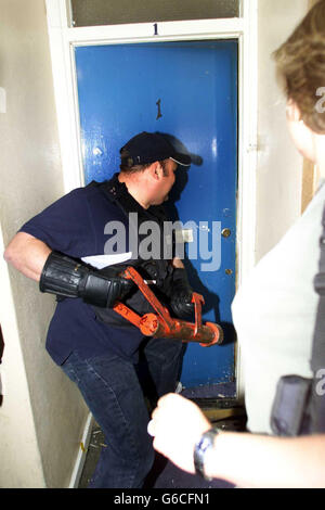 La polizia di Barnett entra in un edificio durante una serie di RAID della mattina presto. L'operazione metropolitana condotta dalla polizia Mansle si rivolge a individui che si ritiene coinvolti nel furto di auto di alto valore. Foto Stock